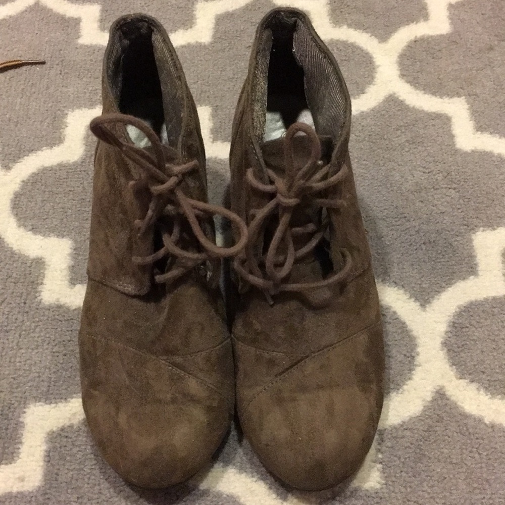 Brown wedge